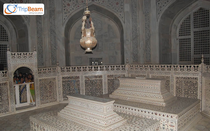 Both cenotaphs of Mumtaz Mahal and Shah Jahan are empty